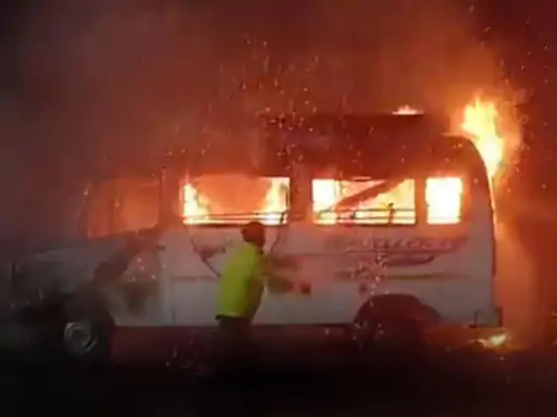 बद्रीनाथ हाईवे पर टैंपो ट्रैवलर में लगी आग:शॉर्ट सर्किट से हादसा, धुआं निकलने पर पता चला