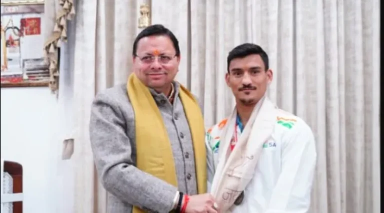 सीएम धामी से मिले वर्ल्ड बॉक्सिंग कप के रजत पदक विजेता पवन बर्त्वाल