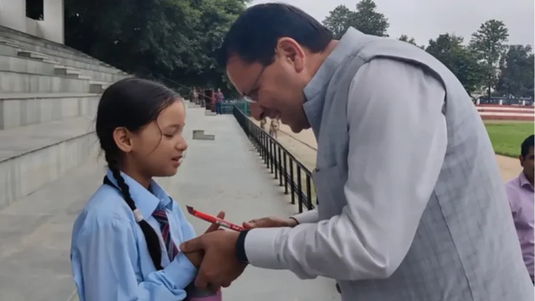 हेलिपैड पर नन्हीं बच्ची को देख रुके सीएम, खूब दुलार कर पूछे सवाल, बच्ची ने दिए जवाब