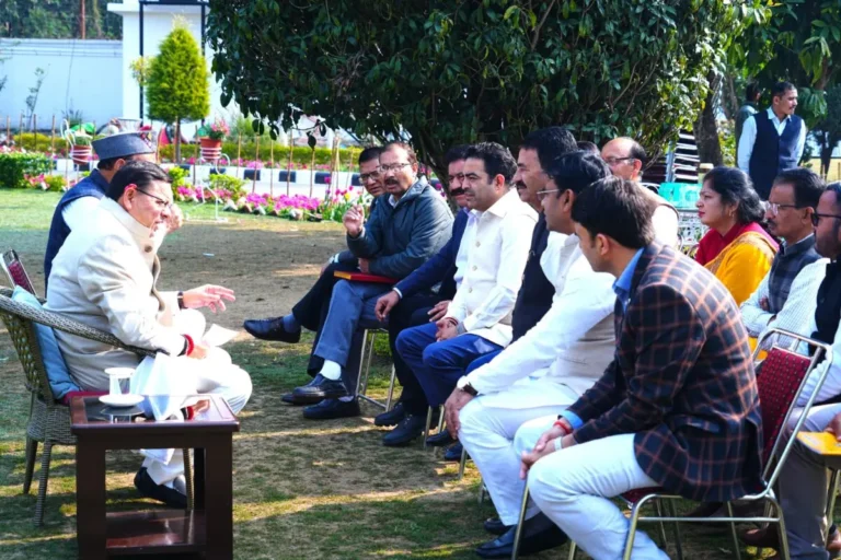 सरकारी कर्मचारियों की सुरक्षा पर सख्त धामी सरकार: मुख्य सचिव को SOP बनाने के निर्देश