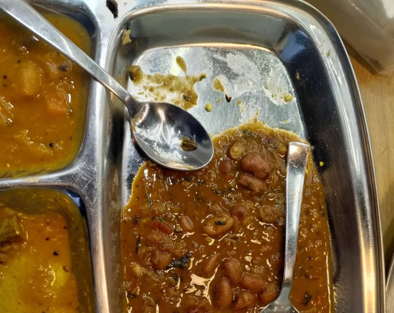 देहरादून : आनन्दपुरी स्वीट्स एण्ड रेस्टोरेंट के राजमा चावल में निकला मरा हुआ कॉकरोच