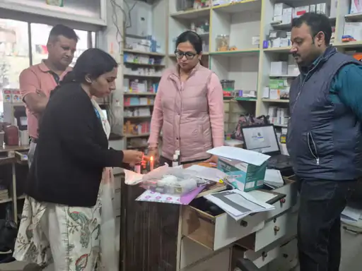 रामनगर: पीरूमदारा में मेडिकल स्टोरों का औचक निरीक्षण, अनियमितताएँ मिलने पर सभी को नोटिस जारी