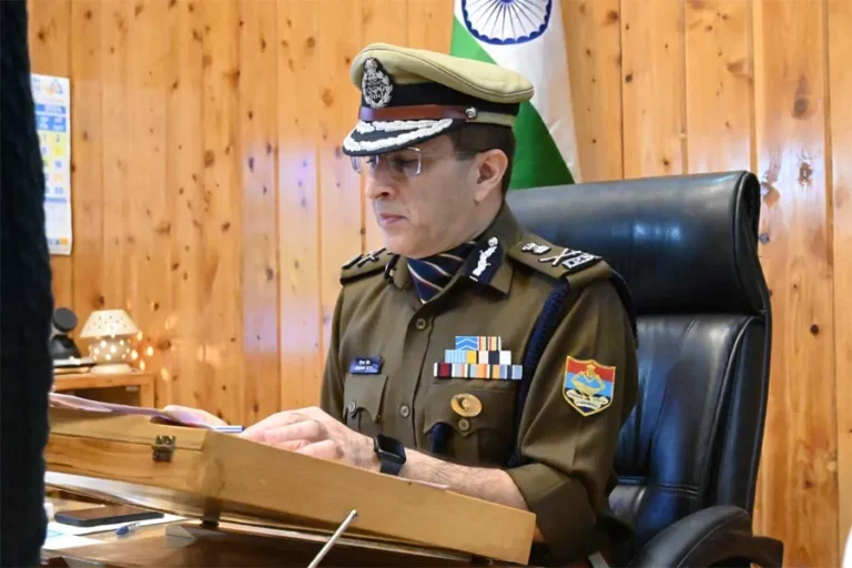 पुलिस मुख्यालय में लॉ एंड ऑर्डर को लेकर उच्च स्तरीय बैठक, डीजीपी ने दिए अधिकारियों को कड़े निर्देश।