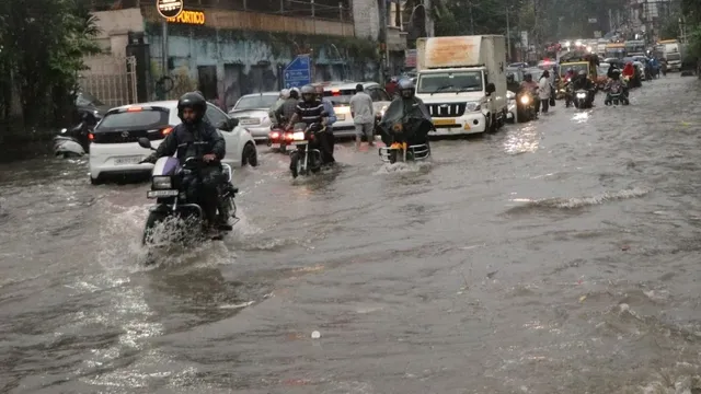 उत्तराखंड में फिर बिगड़ा मौसम, तीन जिलों में रेड अलर्ट; चारधाम यात्रा पर रोक