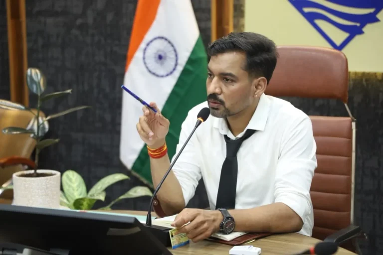 देहरादून: समाधान दिवस में 164 शिकायतों पर डीएम आशीष चौहान का बड़ा एक्शन, अधिकारियों को दी सख्त चेतावनी