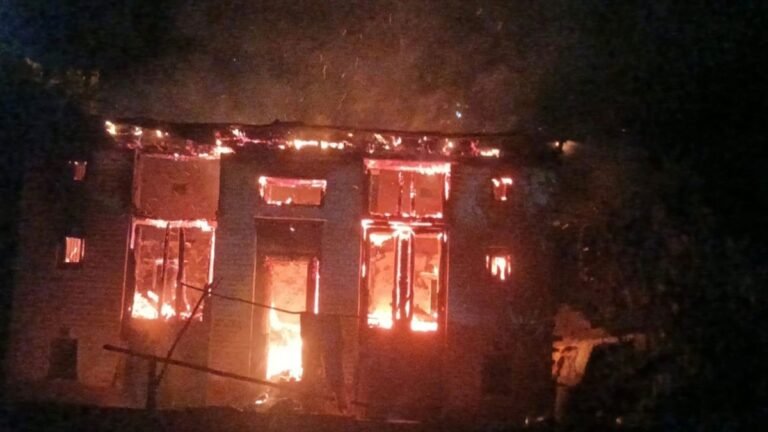 रुद्रपुर में टायर फैक्ट्री और गोदाम में भीषण आग