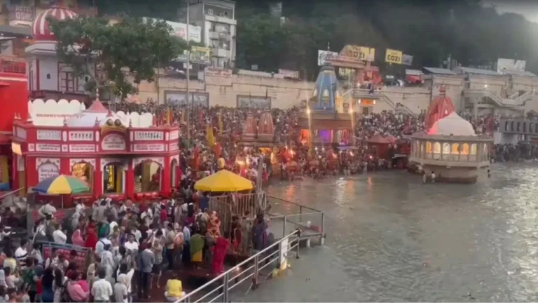 गंगा दशहरा पर हरिद्वार में उमड़ा आस्था का सैलाब, हरकी पैड़ी पर लाखों श्रद्धालुओं ने लगाई गंगा में डुबकी