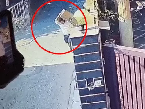 हल्द्वानी में IG-SSP आवास से 100 मीटर दूर दिनहाड़े चोरी:घर में घुस सामान से भरा बक्सा उठाया, CCTV में कंधे पर लादकर भागता दिखा