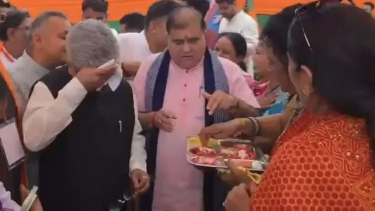 हल्द्वानी में तिलक पोंछने का वीडियो वायरल, कांग्रेस ने दुष्यंत गौतम पर साधा निशाना; 2027 चुनाव की तैयारियों के बीच गरमाई सियासत