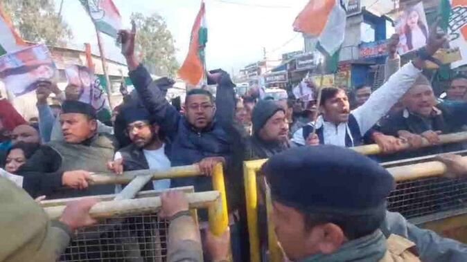 गौचर में मेले के दौरान कांग्रेस का प्रदर्शन, पुलिस ने कई कार्यकर्ताओं को हिरासत में लिया