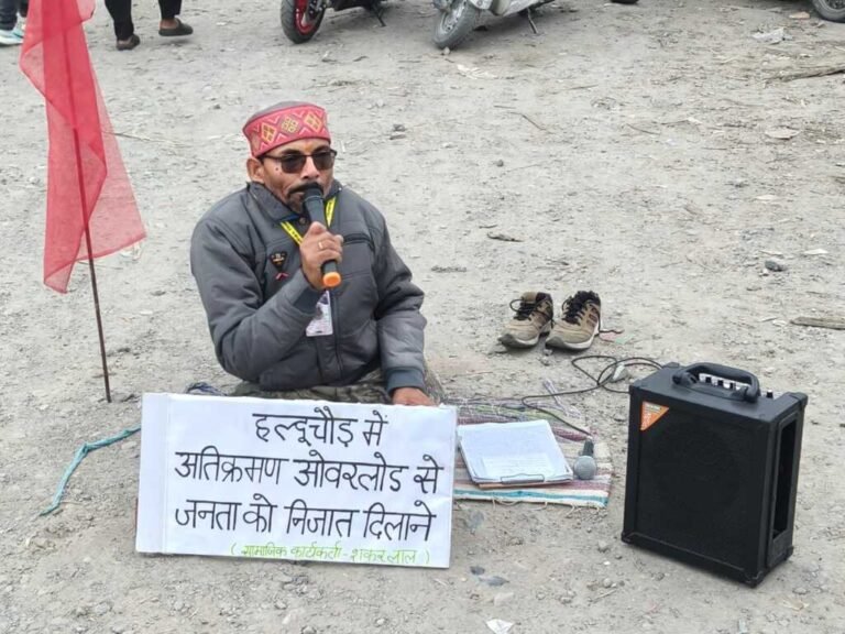 हल्दूचौड़ गन्ना सेंटर से अतिक्रमण हटाने की मांग को लेकर सामाजिक कार्यकर्ता शंकर लाल ने दिया धरना