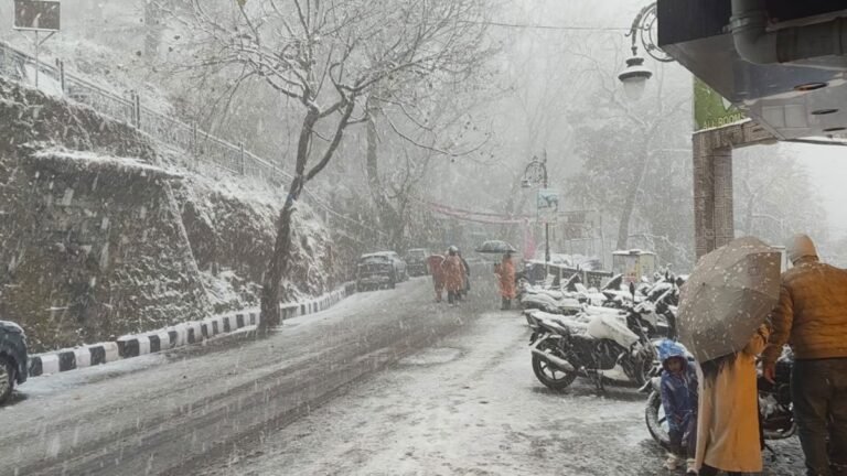 Weather Today: इंतजार खत्म—मसूरी, धनौल्टी और चकराता में सीजन की पहली बर्फबारी, ठंड ने दी दस्तक