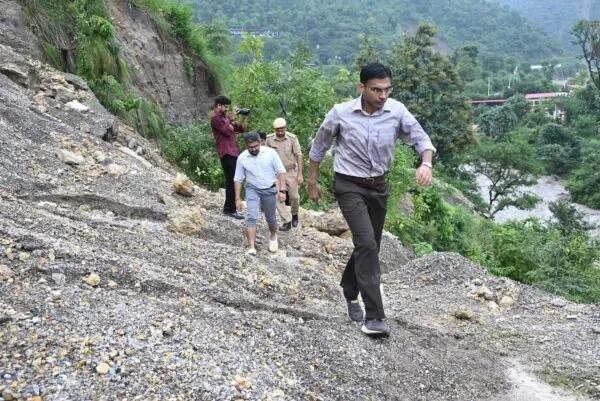 देहरादून: ग्राउंड जीरो पर प्रशासनिक अमले संग डटे है डीएम सविन बंसल