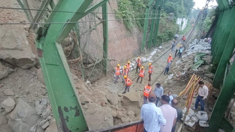 हरिद्वार में मनसा देवी पहाडी पर भारी भूस्‍खलन, मलबा आने से रेलवे ट्रैक बाधित, अभी ट्रेनों का संचालन ठप