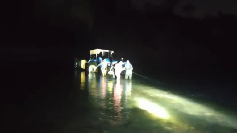 नो एंट्री में घुसना पड़ा भारी,टापू में फंसे 5 लोग:देहरादून में SDRF ने टॉर्च की रोशनी में किया रेस्क्यू, रस्सियों के सहारे यमुना कराई पार