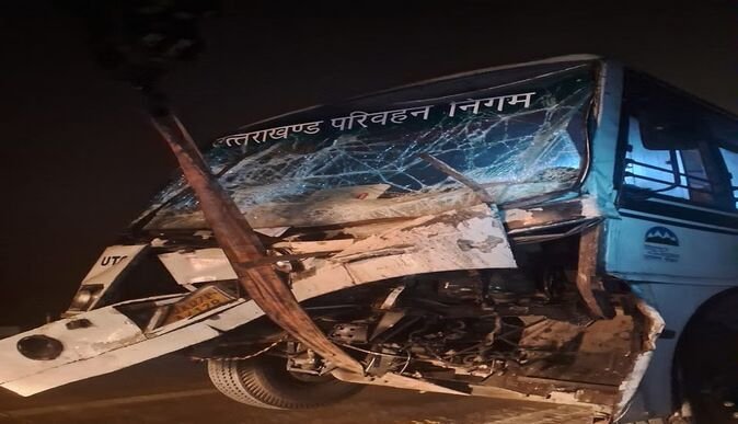 कोहरे में बीच हाईवे पर खड़े टैंकर से टकराई रोडवेज बस, हादसे में चालक व छह यात्री घायल