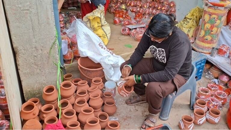 दीवाली में मिट्टी से बने उत्पादों की बढ़ी डिमांड, ग्राहक फुल-माल कम, कुम्हारों के सामने बड़ी समस्या