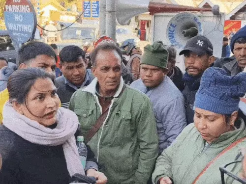 गर्लफ्रेंड के साथ घूम रहे पति को पत्नी ने पकड़ा:न्यू ईयर सेलिब्रेट करने यूपी से नैनीताल आए थे, कार देख शीशा तोड़ा